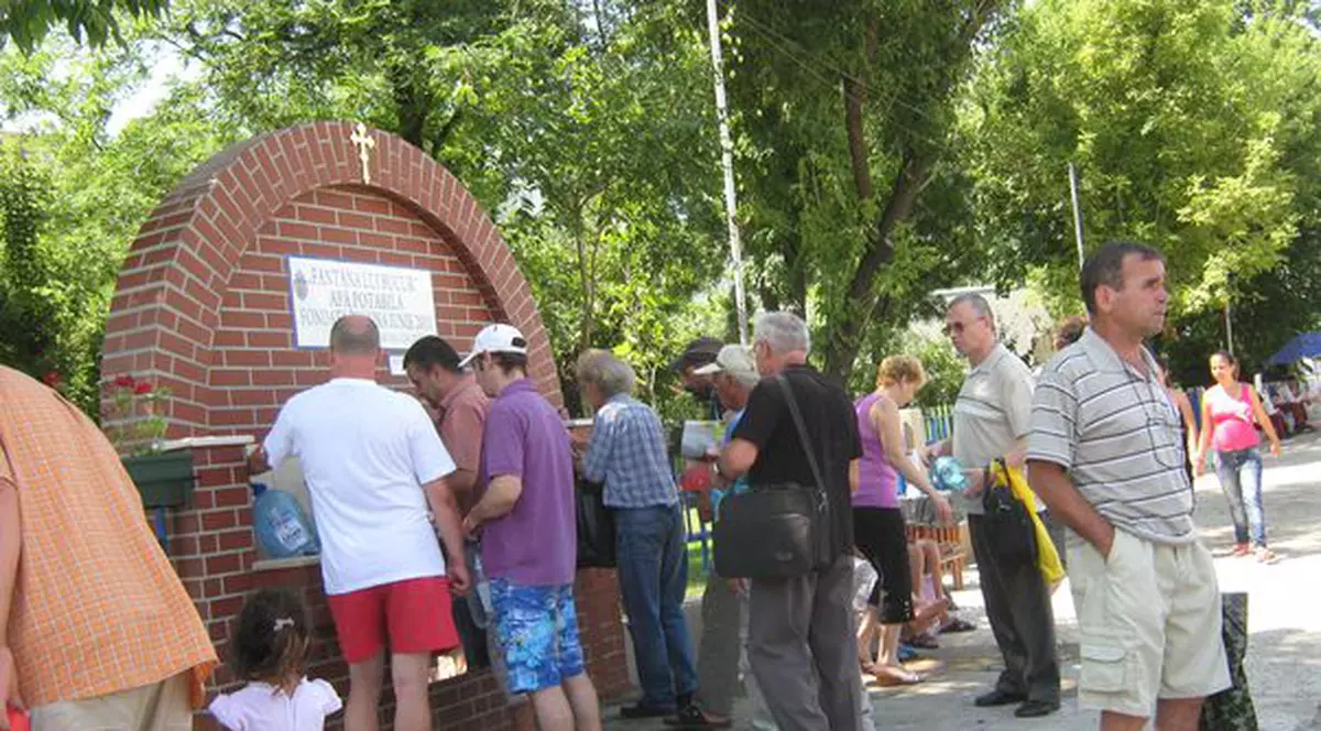S-au îmbulzit să ia apă de izvor gratis de la Obor