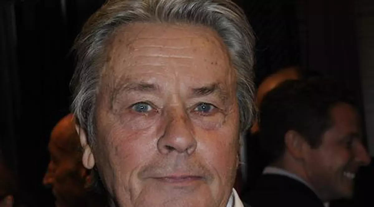 Actorul Alain Delon, internat de urgenţă în spital