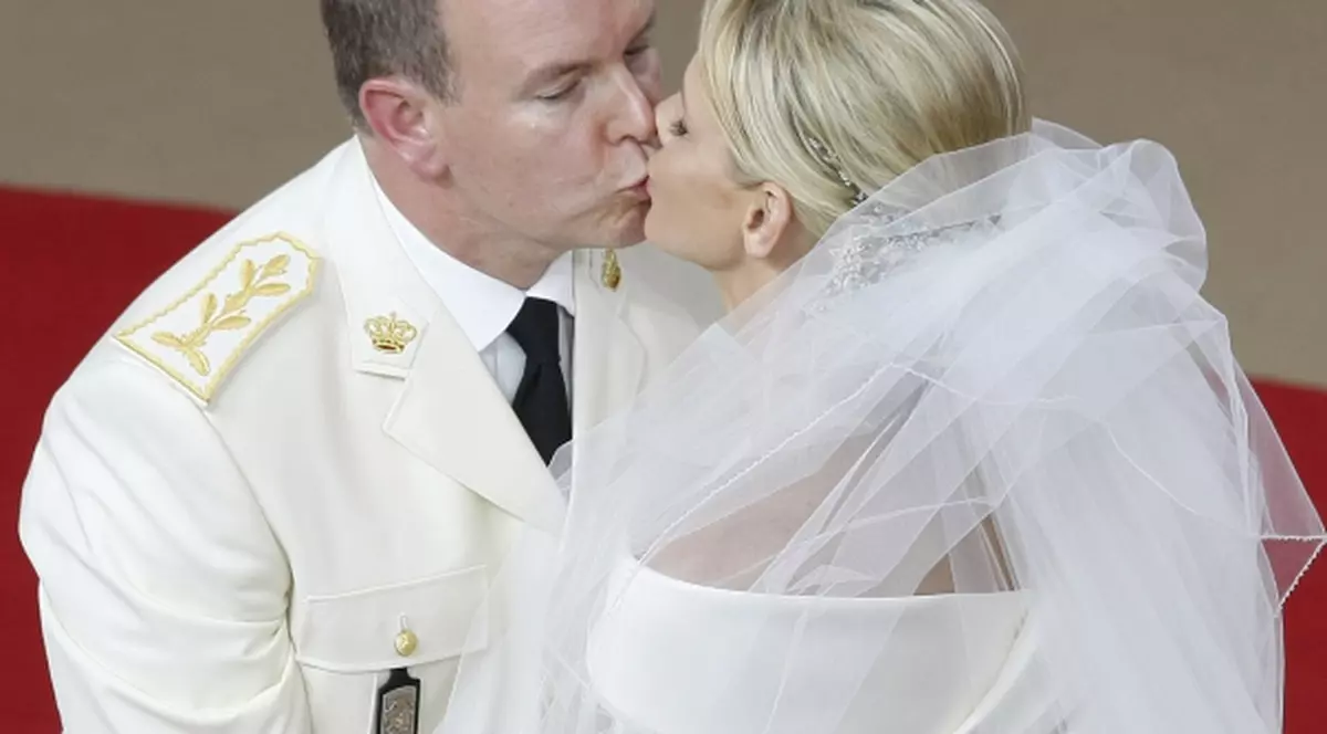 Foto | Ce sărut romantic între Prinţul Albert de Monaco şi Charlene Wittstock