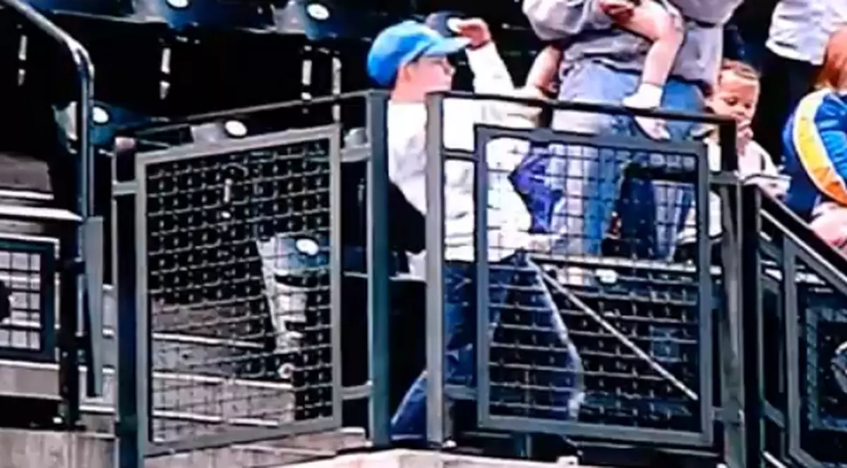 Video | Un puști dansează ca Michael la un meci de baseball