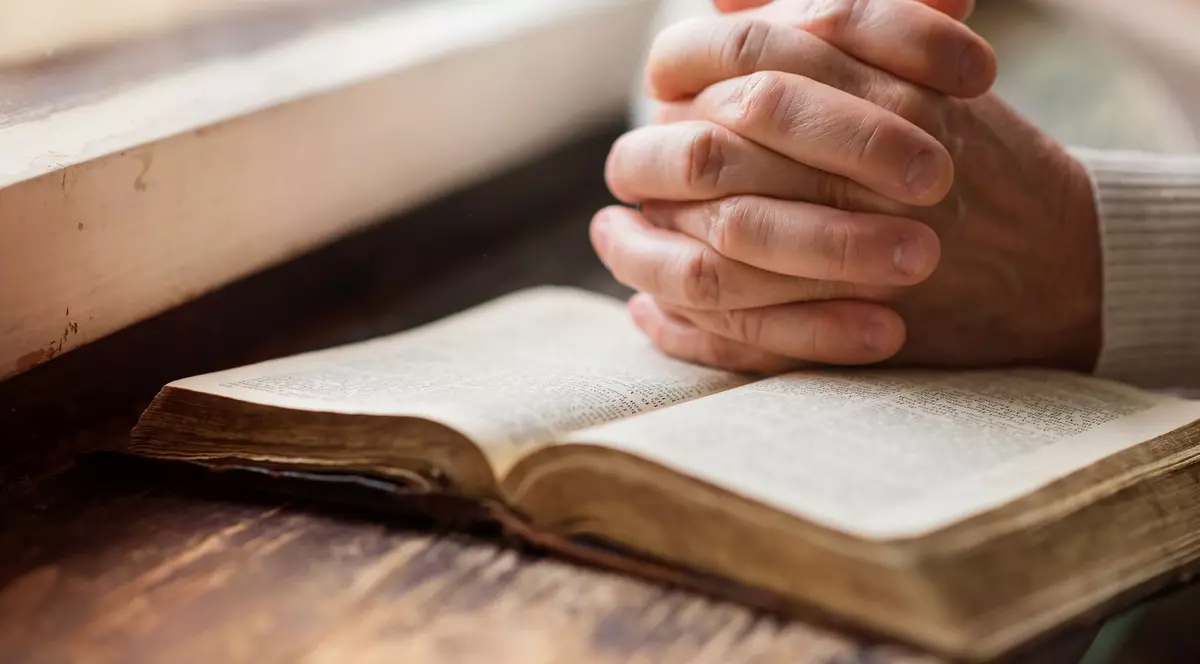 biblia - femeie citind
