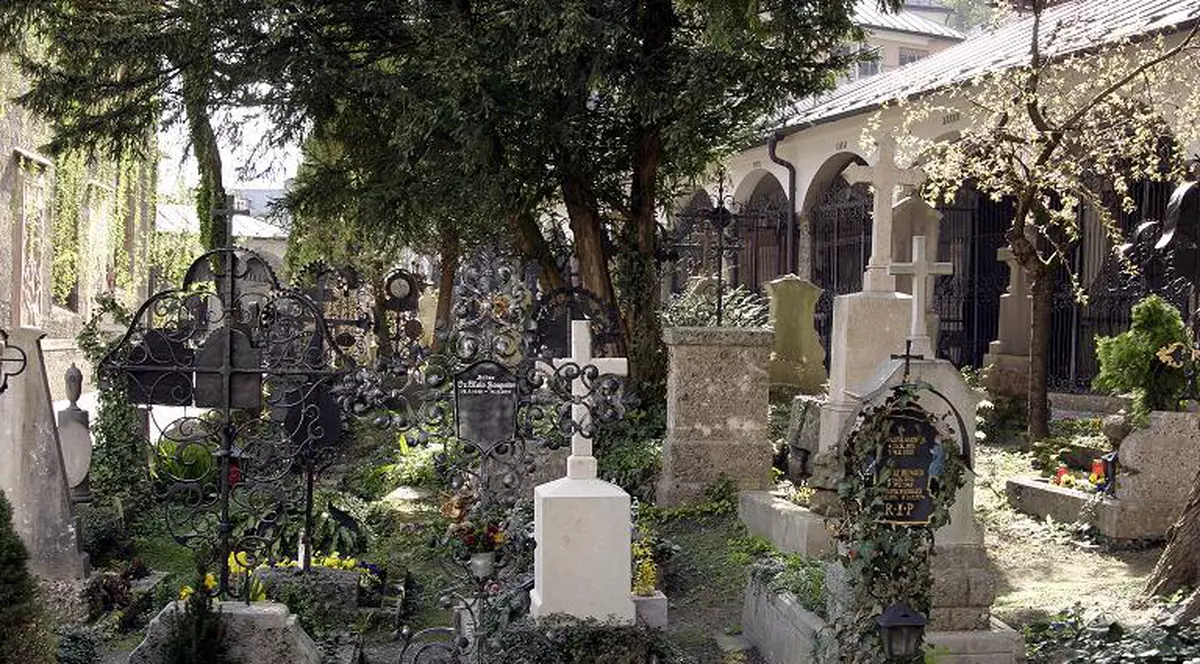 Află date despre ”răposaţi” cu ajutorul... codului de bare