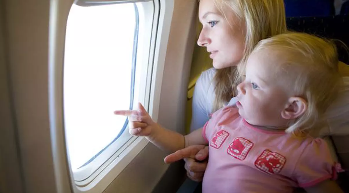 Copilul tău e agitat în avion? Vezi cinci moduri în care poţi să-l linişteşti 