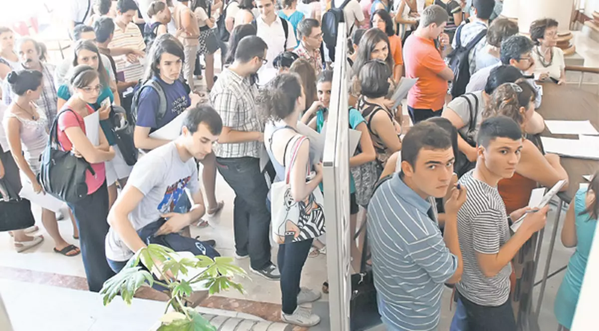 Nebunia admiterii la universitate e în toi! "M-am băgat la 12 facultăţi"