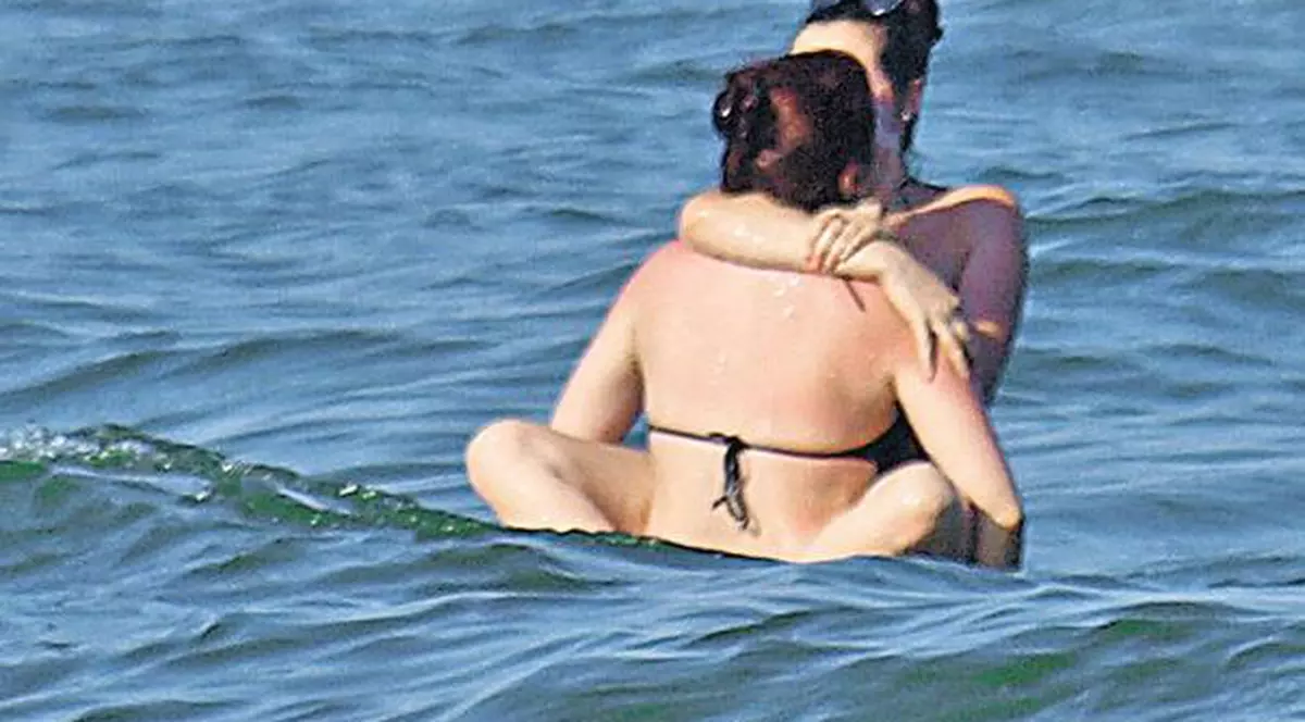 Căldura i-a înnebunit pe români: Fetelor, ce faceți în apă?