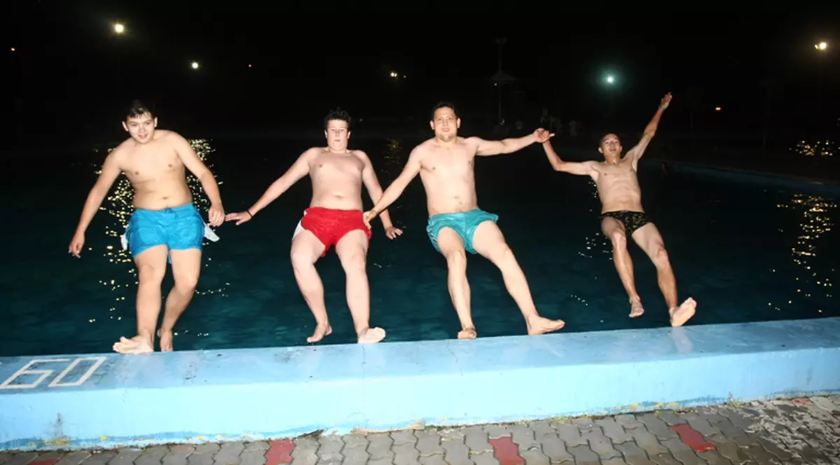 "Ce bine e la ştrand noaptea!"