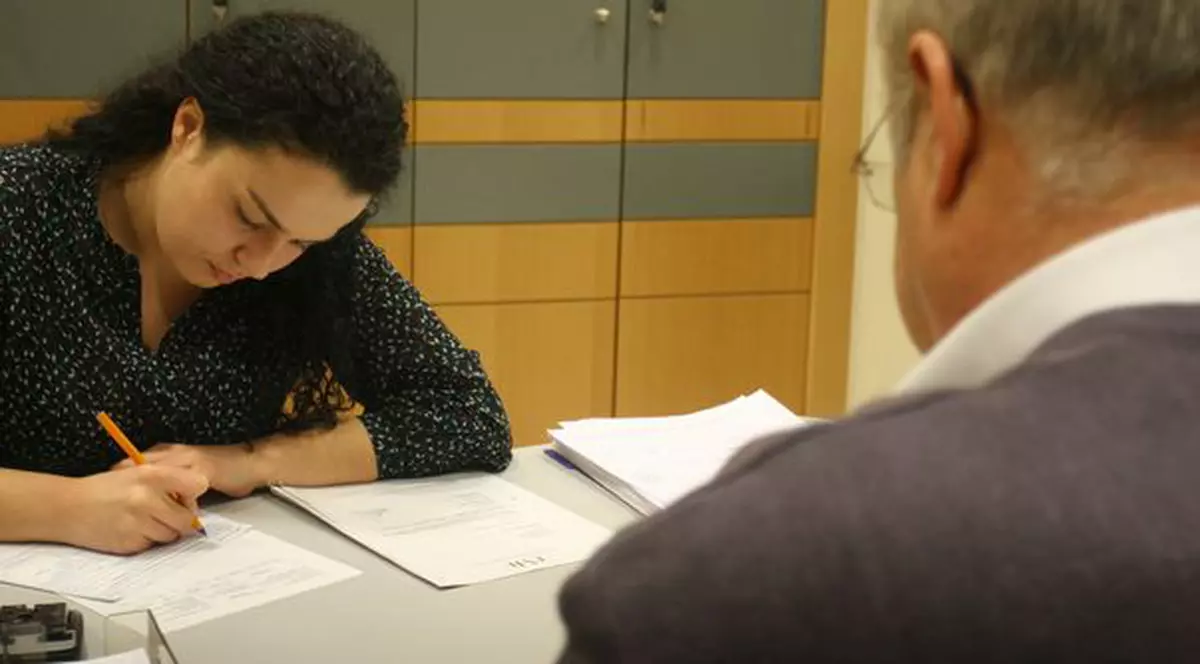 Funcționarii publici vor primi spor de risc și stres la serviciu, au votat senatorii