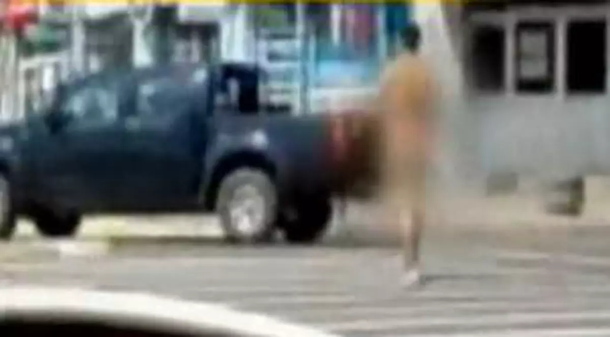 Video | Un bărbat s-a plimbat gol puşcă prin Târgovişte