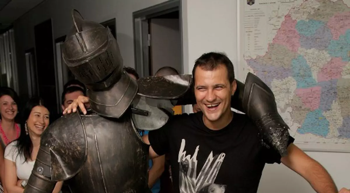 Ia uite ce cadou a primit Şerban Huidu de ziua lui! 