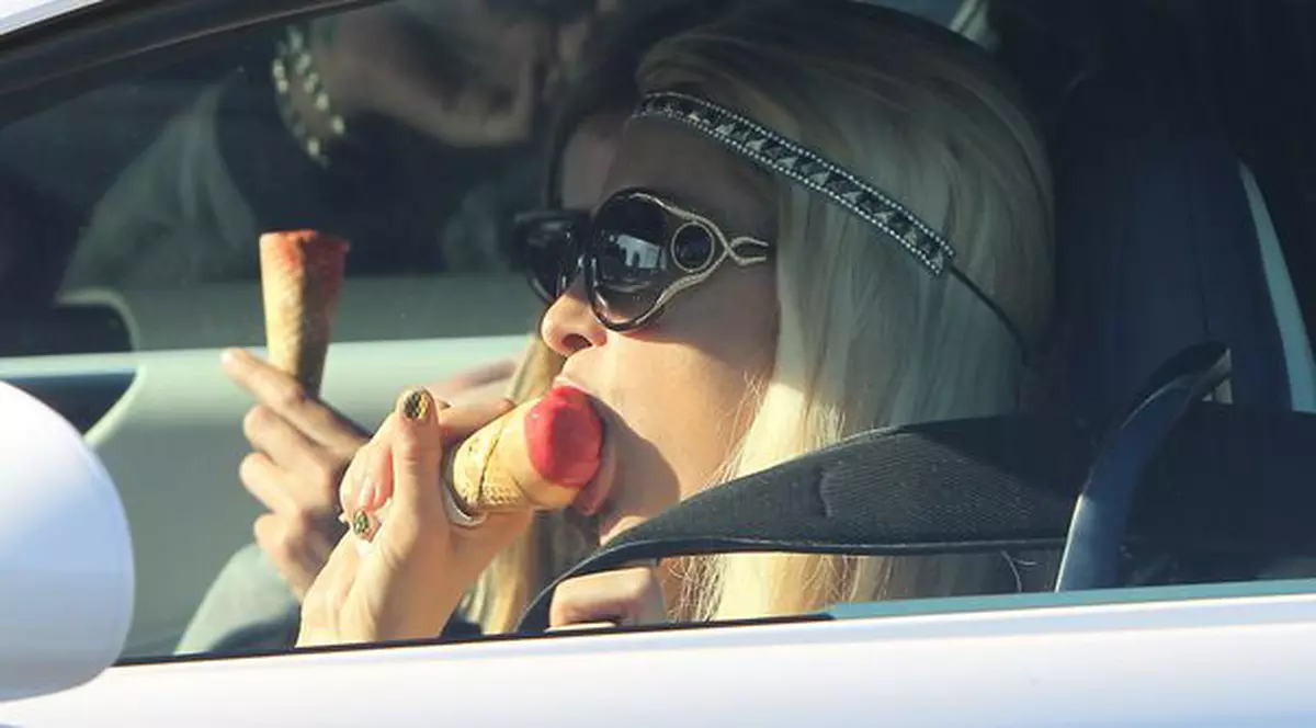 Foto | Uite cum suge Paris Hilton înghețata!