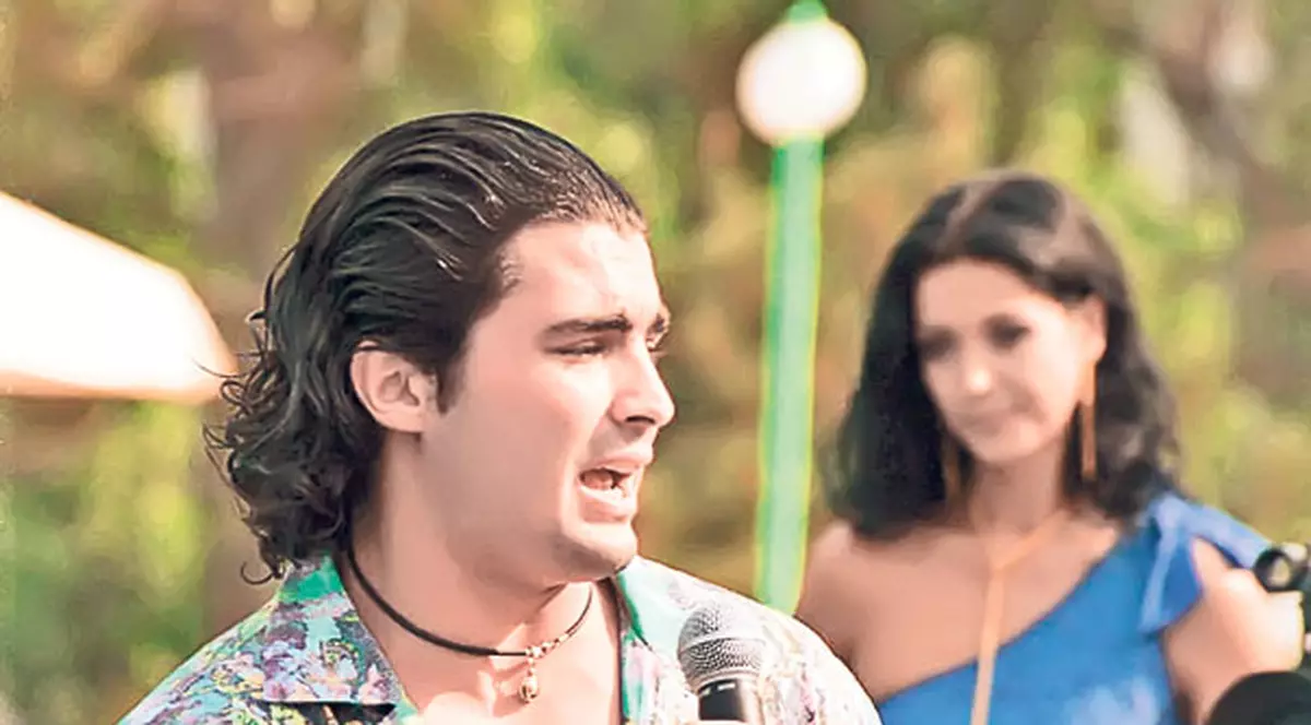 Pepe a cântat la bustul gol de ziua lui