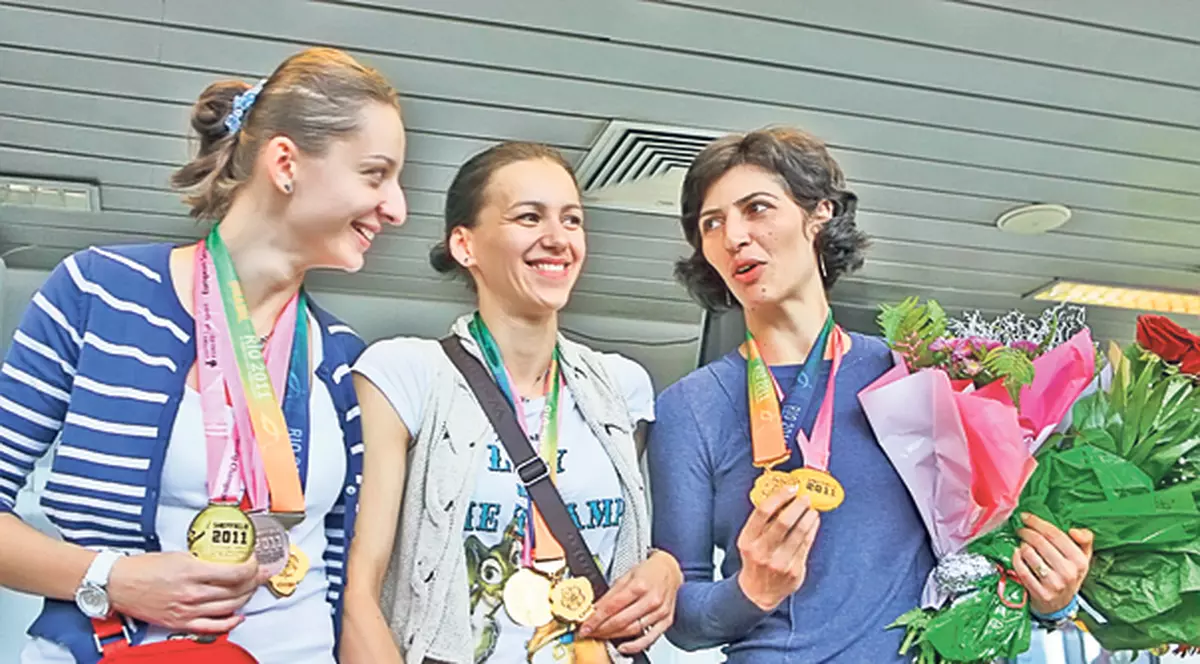 La sosirea în țară, Simona Alexandru, campioană mondială la spadă: «Suntem pline de vânătăi»