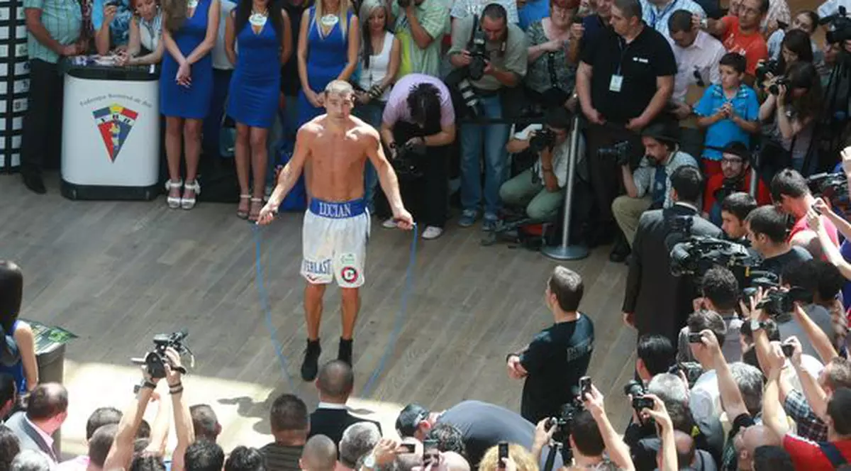 Lucian Bute a făcut ieri, la prânz, antrenamentul oficial în faţa a 300 de fani veniţi special să-l încurajeze înainte de meciul cu Jean-Paul Mendy