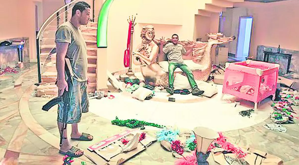 Dictatorul libian a dat bir cu fugiţii şi şi-a lăsat reşedinţa la dispoziţia rebelilor, care şi-au însuşit tot ce au găsit