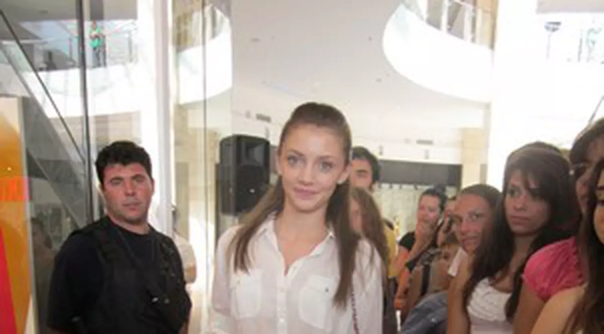 Foto | Parada modei la deschiderea unui magazin de haine