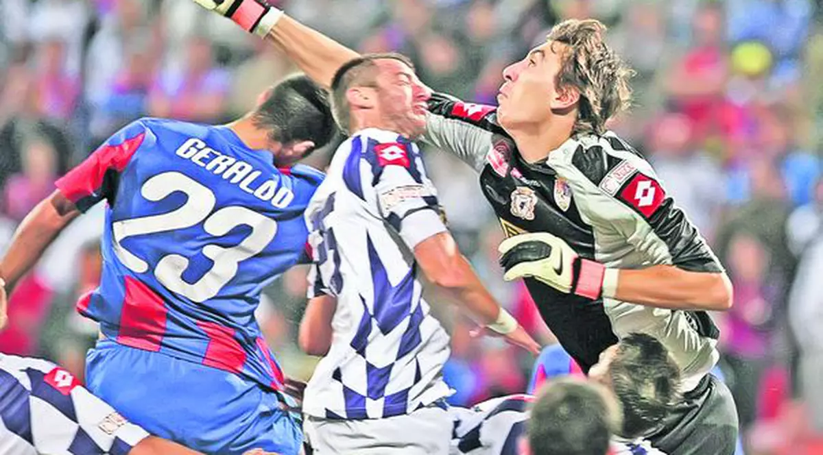 Primul antrenor al lui Pantilimon, Valerian Voicu, vorbeşte despre portarul lui Manchester City: «Era un plăvan cu muci la nas»