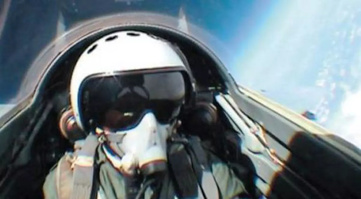 Udrea, uite cum scot ruşii bani din turism! Zboruri de agrement la limita spaţiului cosmic în Mig-29