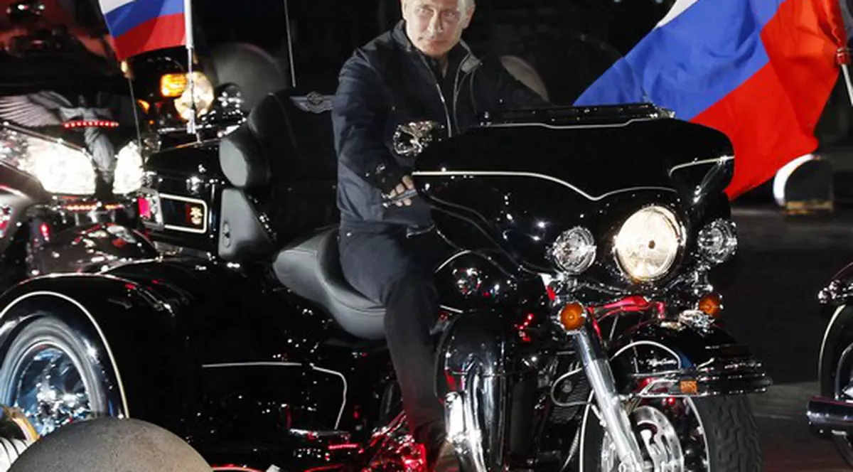 Foto | Iată-l pe "Terminatorul" Putin călare pe un Harley Davidson!
