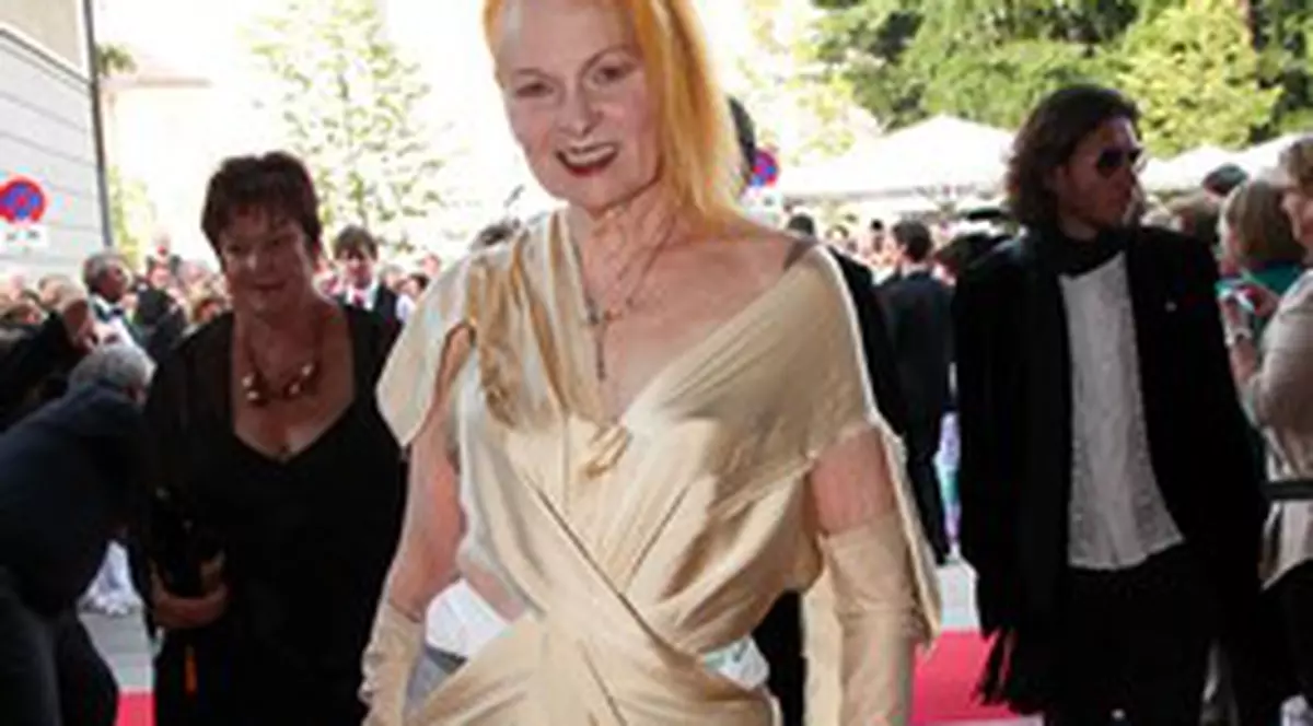 Foto | Designerul Vivienne Westwood, cu chiloţii de mamaie pe covorul roşu!