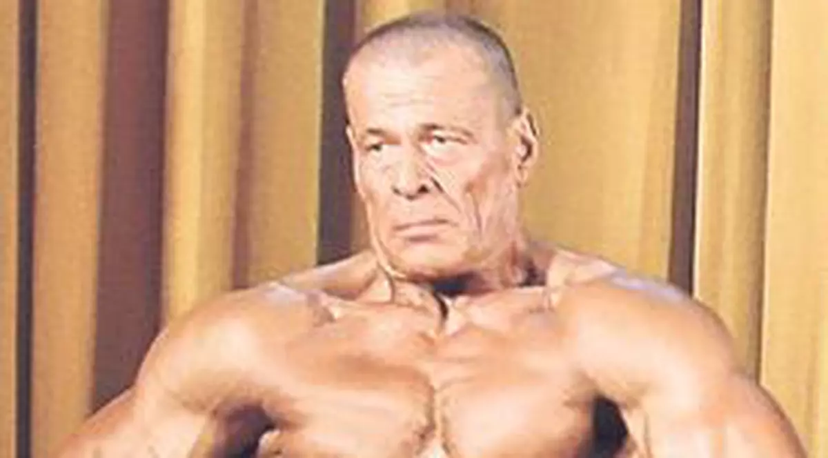 Vă vine să credeţi că are 61 de ani?