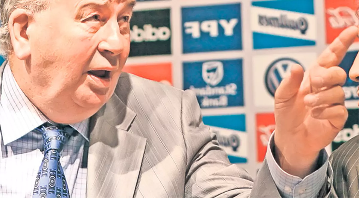 Julio Grondona, preşedintele federaţiei argentiniene, e cel puţin la fel de controversat ca şi Mircea Sandu, şeful FRF