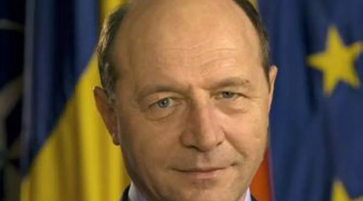 Băsescu s-a plimbat cu şalupa, la Neptun