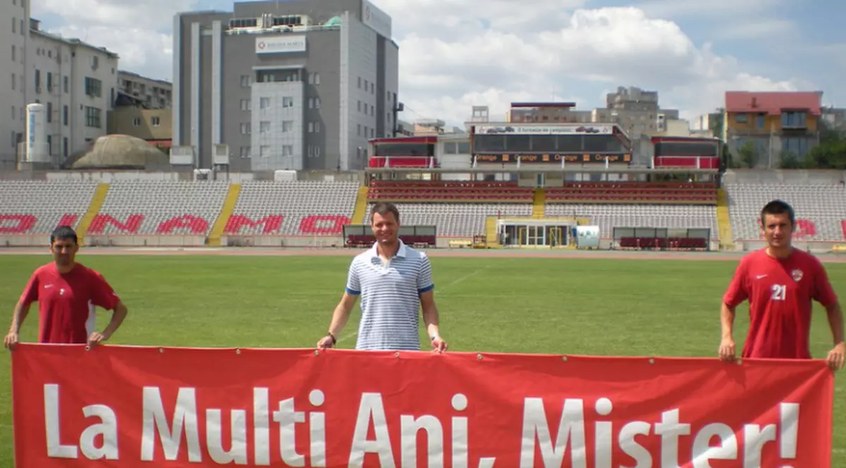 Jucătorii lui Dinamo au ieşit la antrenament cu un banner pe care scria: ”La mulţi ani, Mister!”