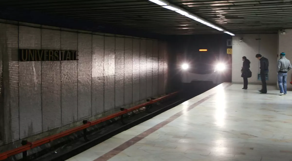 Un tânăr vrea să facă galerie foto-gigant în staţiile de metrou din Bucureşti