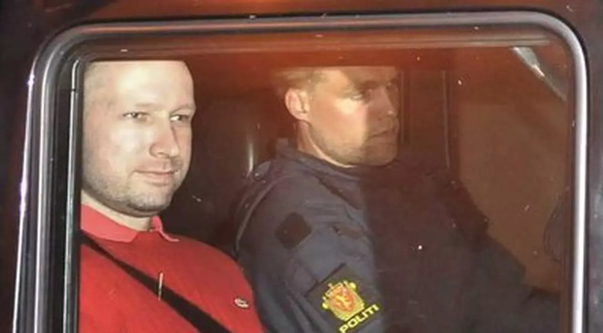 Video | Ucigaşul norvegian Anders Breivik s-a întors pe insula Utoya și-a amintit crimele cu zâmbetul pe buze