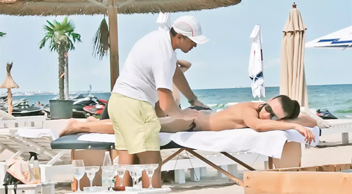 Raluca Sandu, pipăită pe plajă