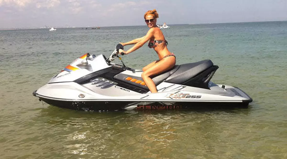 Andreea Bănică răspunde invidioşilor: "Eu am muncit ca să ajung chiar şi la a mă da cu ski-jetul"