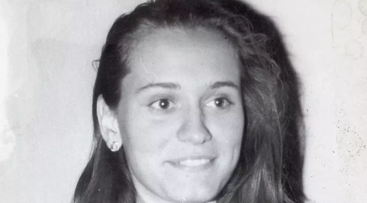 Foto & Video | Andreea Esca, de la "Bună seara România, bună seara Bucureşti!", până în prezent. Uite cum arăta în adolescenţă!