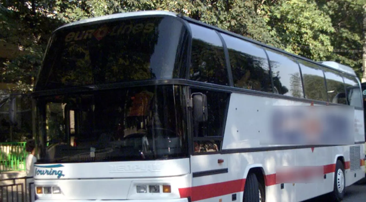 Un şofer sinucigaş a intrat cu maşina într-un autocar plin cu oameni