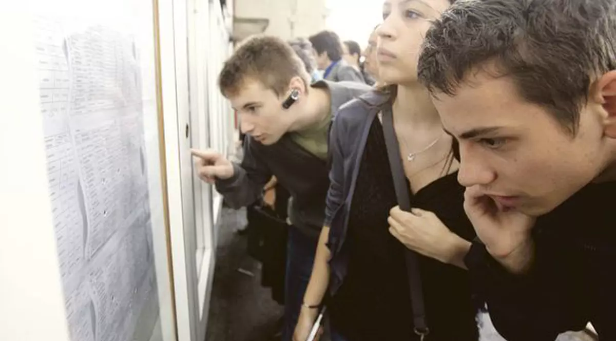 Confuzia generaţiei 2011: cel mai aspru bac, cea mai uşoară admitere