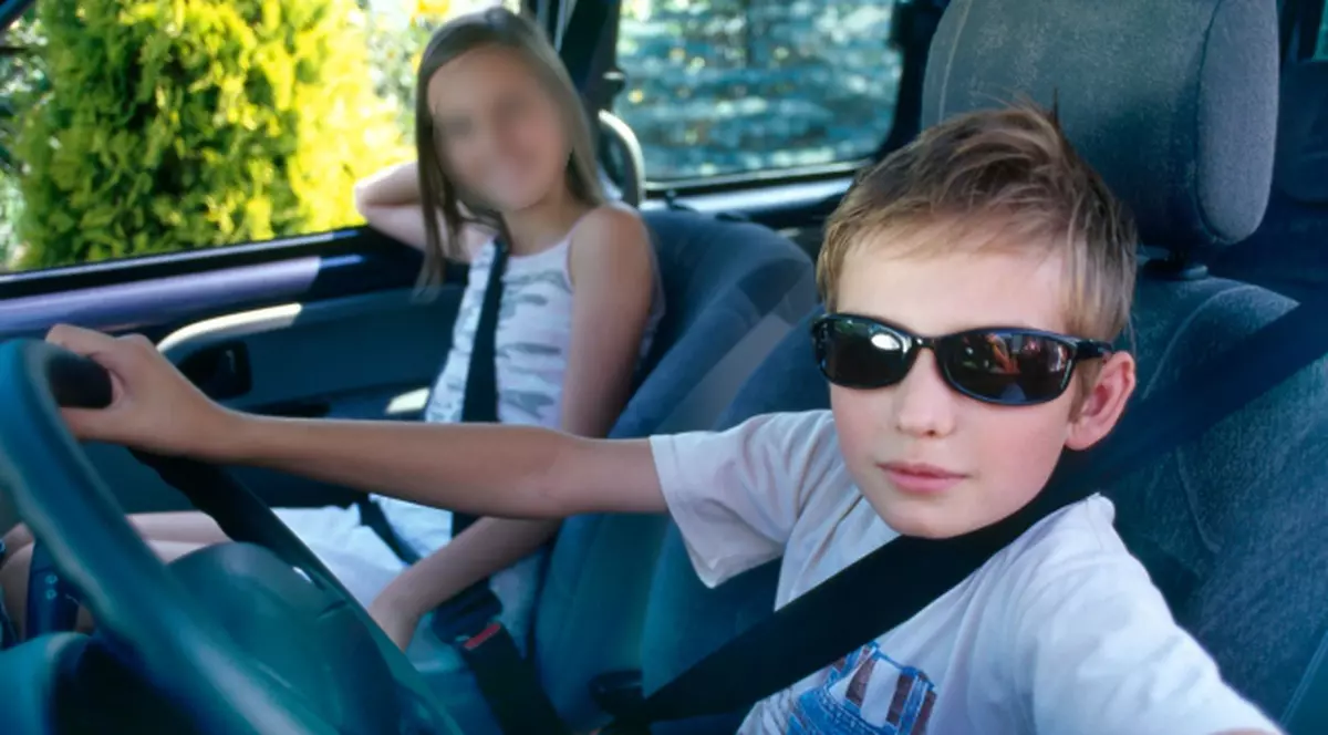 Şi-a lăsat copilul de 8 ani să conducă maşina pentru că el era prea beat