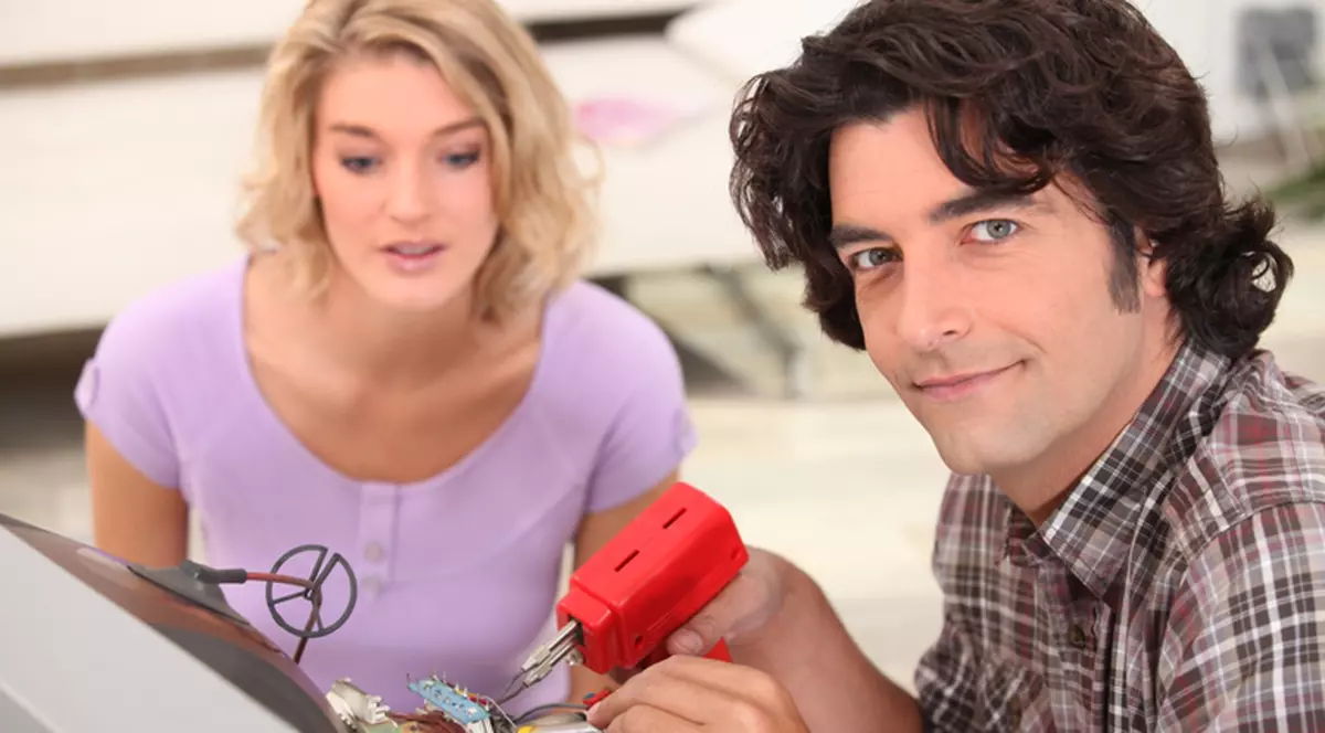 Vrei să te specializezi în domeniul electronicii? Află unde poţi face cursuri gratuite de specializare 