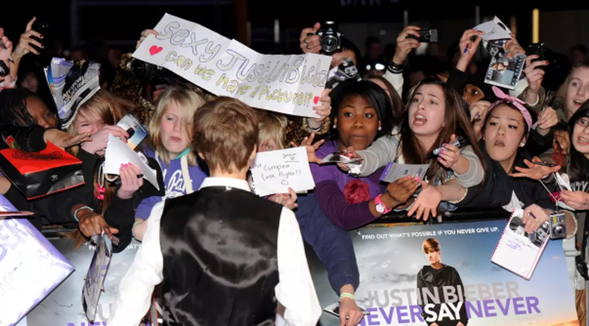 Îşi vând virginitatea ca să cumpere bilete la concertul lui Justin Bieber