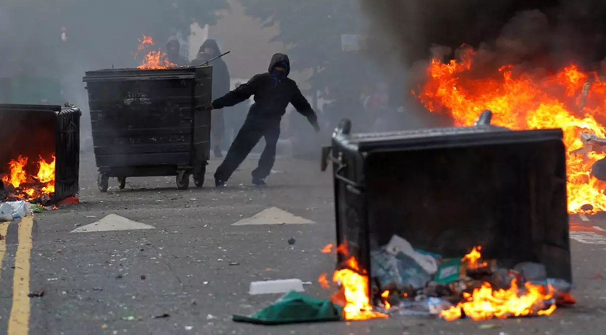 Violenţele continuă în Marea Britanie. Un comisariat de poliţie incendiat