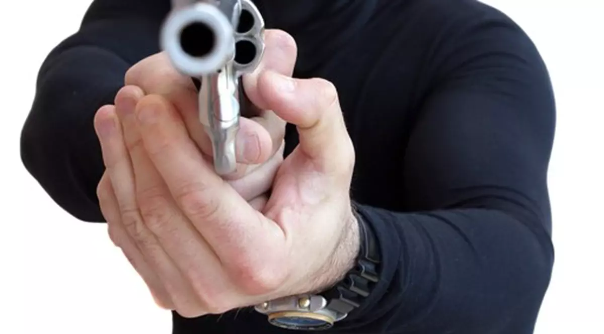 Doi hoţi au încercat să fugă de poliţişti, sărind în balconul vecinului