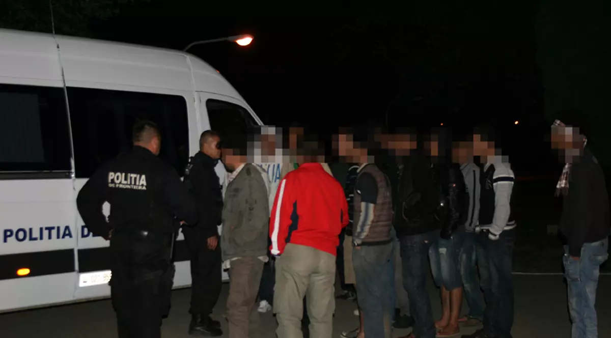 Un şofer român, prins cu 21 de imigranţi într-un camion! Bărbatul, bănuit de trafic de persoane!