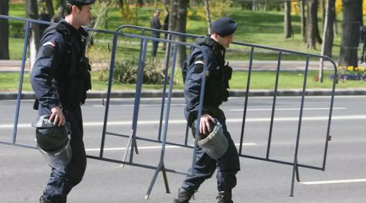 700 de jandarmi bucureşteni vor păzi meciul României cu Estonia