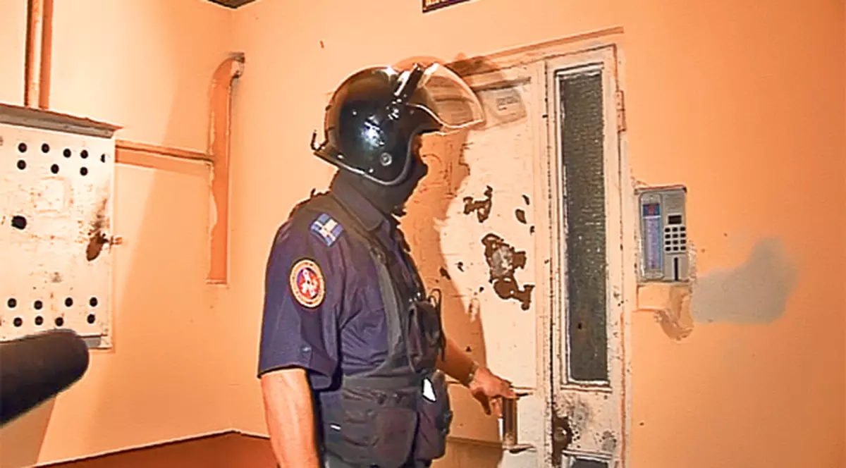 Percheziţii la hoţii de maşini de lux! Printre clienţii bandiţilor, patronul unui club de fotbal