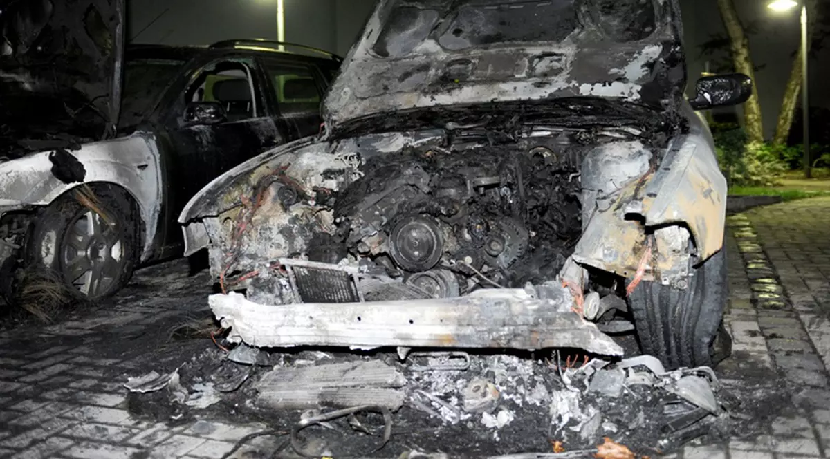 Foto | Acte de vandalism la Berlin. Anarhiştii au incendiat maşini pentru a treia noapte consecutiv