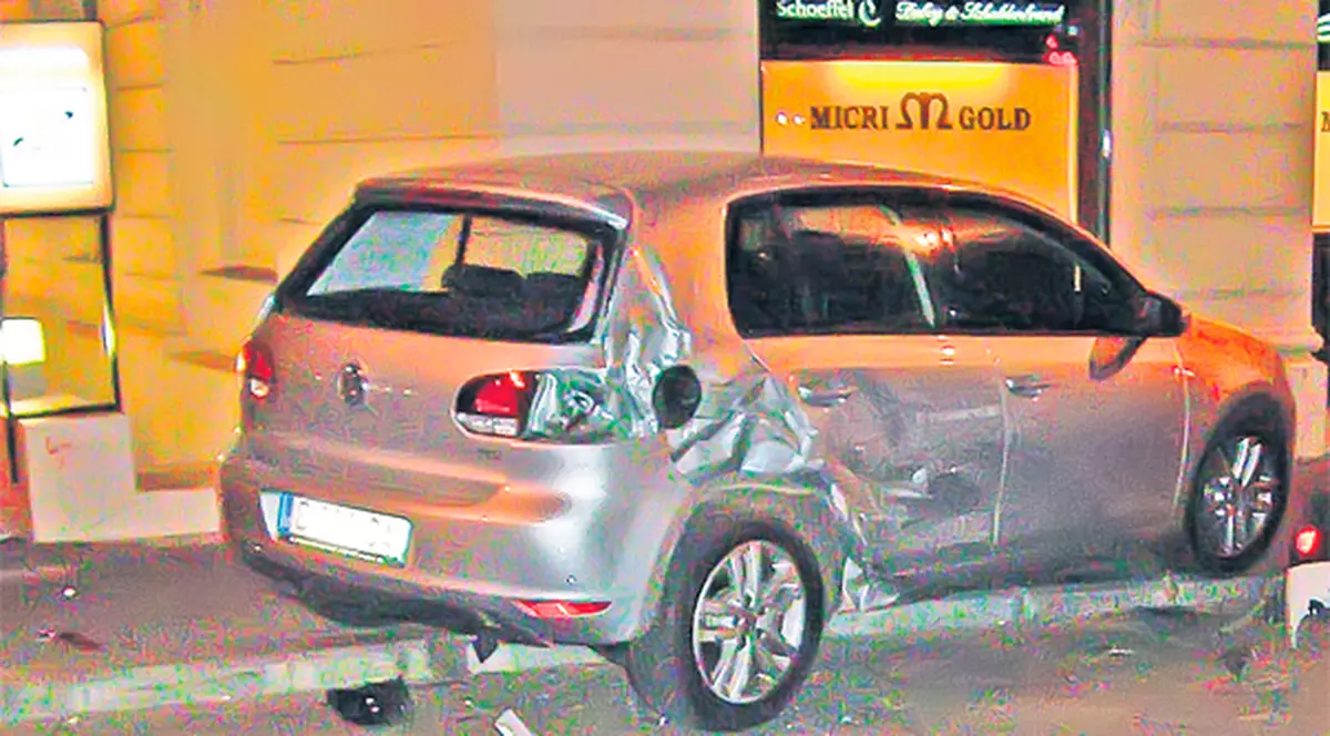 Copilul unui consilier PDL a distrus 4 maşini în centrul Capitalei
