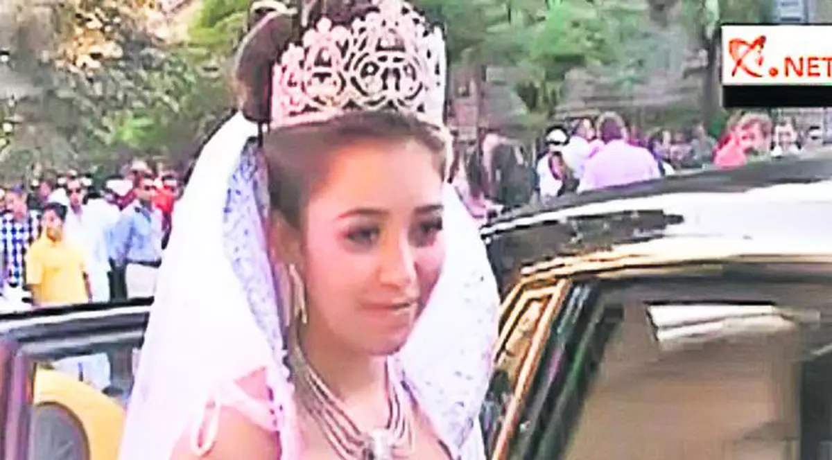 O mireasă de etnie rromă a purtat rochie de 10.000 de euro creată de Botezatu