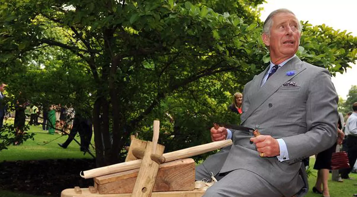 Foto | Prințul Charles, călare pe o capră din lemn