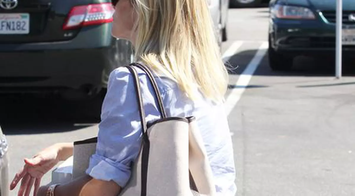 Foto | Reese Whiterspoon, cu celulita la vedere