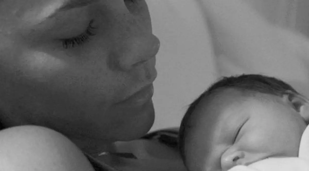 Victoria Beckham nu-și poate ține fiica în brațe și nici nu o poate alăpta. Află de ce!