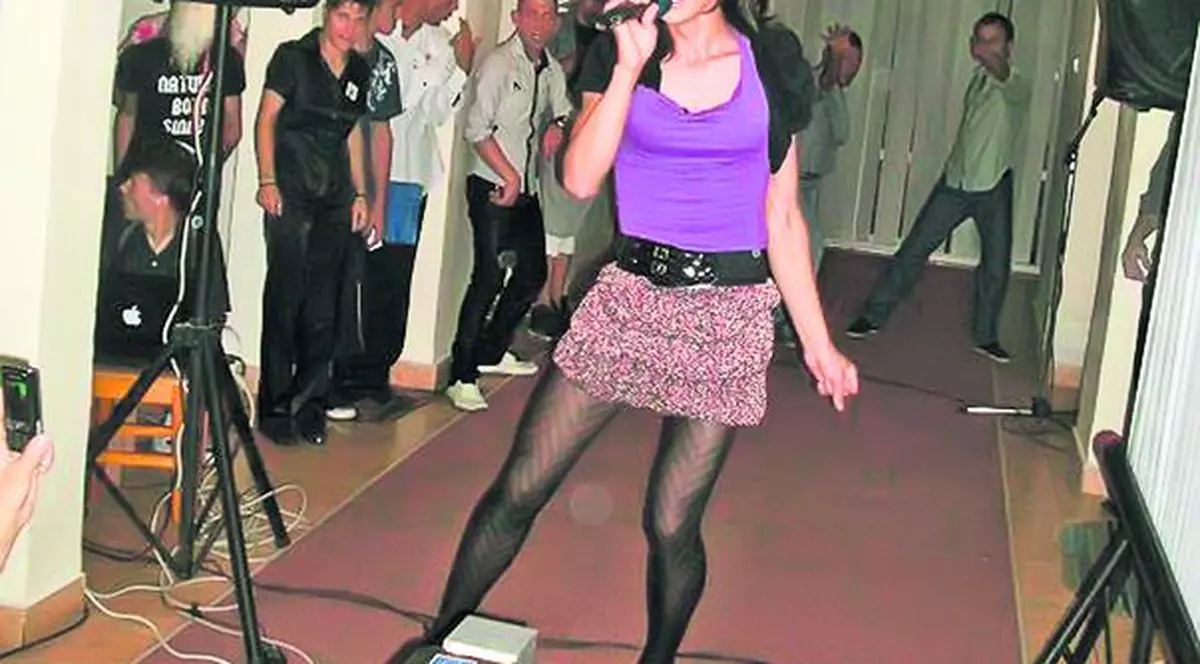 Un tânăr din Sibiu, care duce o viaţă obişnuită, se transformă în divă după lăsarea serii