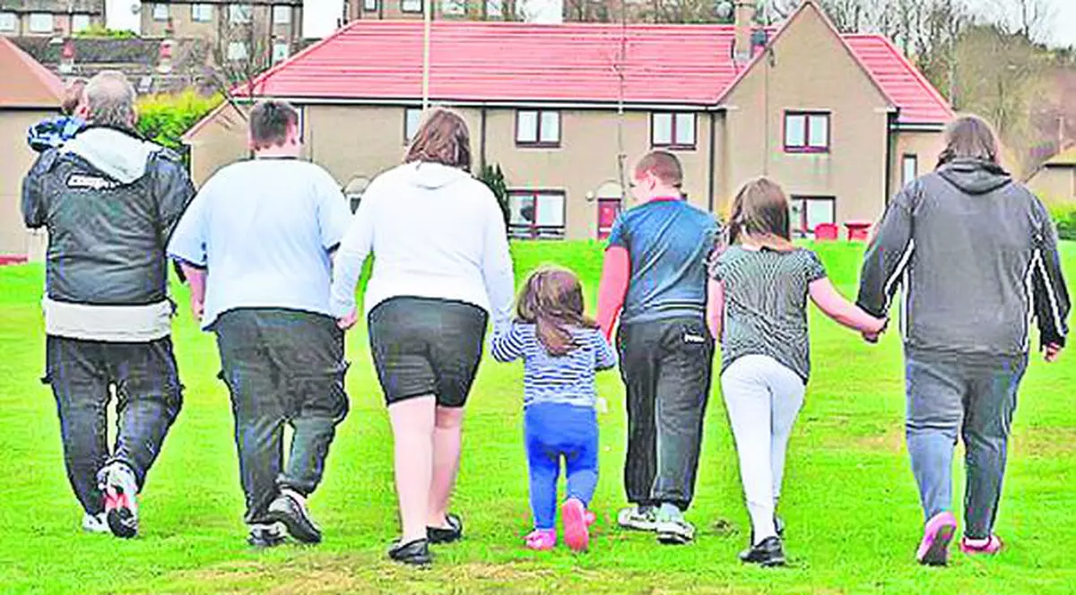 O familie de britanici obezi a fost pedepsită de autorităţi: Le-au luat copiii pentru că erau prea graşi